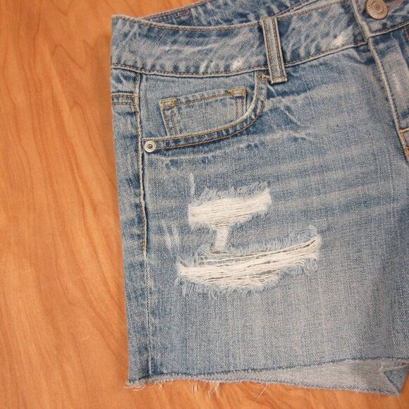 AMERICAN EAGLE Frayed Hem Cuffed Jean Shorts Womens Sz 4 Ripped Destroyed Denim - Picture 3 of 12